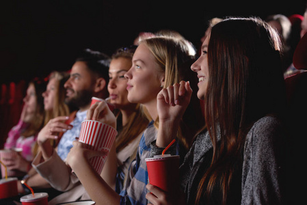 一群人享受在电影院放映的电影