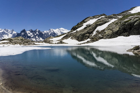 湖 Lac 勃朗峰 Mont blanc 的背景。阿尔卑斯山