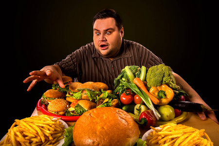 饮食胖男人使之间健康和不健康的食物选择