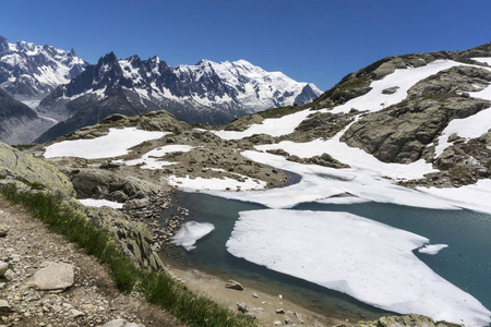 湖 Lac 勃朗峰 Mont blanc 的背景。法国阿尔