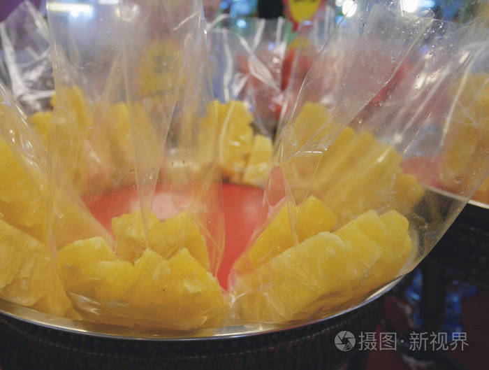 准备甜成熟菠萝在塑料袋出售