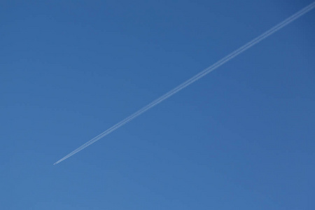 飞机的轨迹对清澈的蓝天