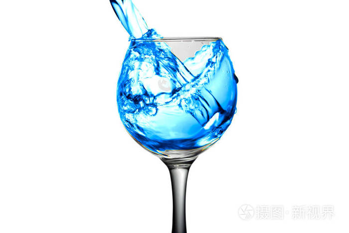 紫色水倒入一杯白色的背景上