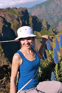 年轻女子在马德拉岛山