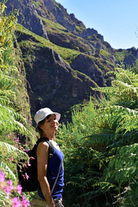 年轻女子在马德拉岛山