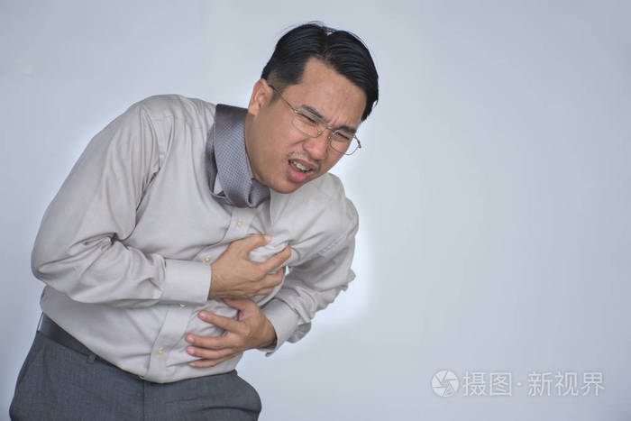 男人有胸痛-心脏病/年轻健壮的男人已经有剧烈的胸疼心脏病发作以及