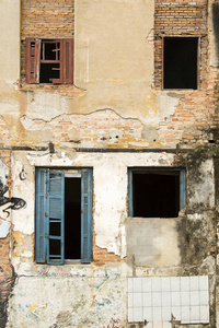 被丢弃的房子在废墟与破窗