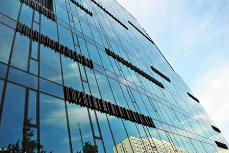 现代的建筑。现代办公大楼与玻璃幕墙
