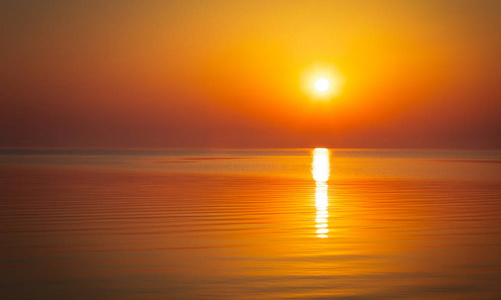 美丽的日落在海洋上。 海上日出