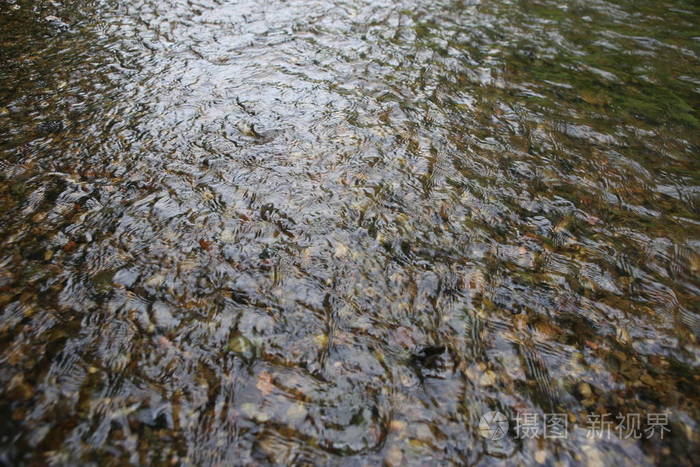 河流中的水流纹理.有波纹的水面