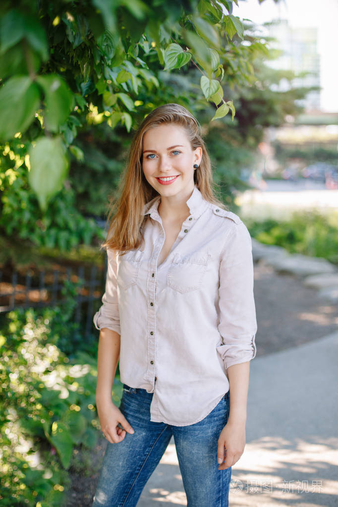 长长的金发的白人女孩