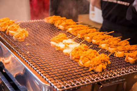 在筑地市场上，日本的烤制的食物