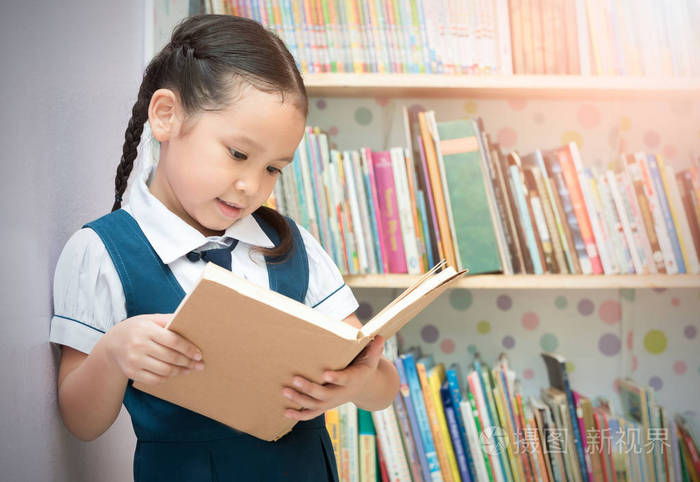 图书馆里的亚洲学生可爱的女孩阅读本书照片-正版商用图片0yt7as-摄图