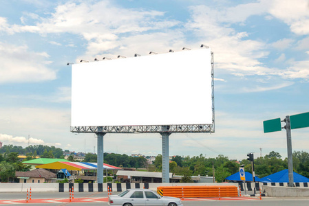 广告牌空白的道路与城市视图背景的特性