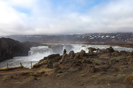 Godafoss 瀑布美丽的石质岩石沙漠拉部分