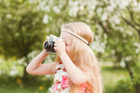 拍摄美丽的复古相机可爱的小女孩的肖像