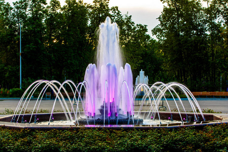 发光的彩色喷泉在城市公园, 在夏天的晚上