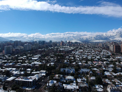 在智利圣地亚哥山雪后的鸟瞰图