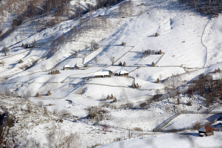 冰冻的冬天，山上野生的特兰西瓦尼亚晴朗的一天。Fundatura Ponorului。罗马尼亚。低调 黑暗的背景 现场照明和