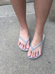 女性脚在街上穿灰色凉鞋