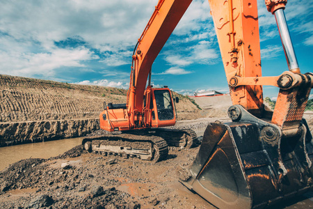 挖掘机铲公路施工过程中的特写细节工作。机械行业