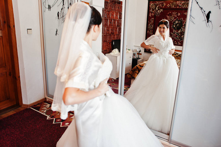 传说新娘抱着她精致的白色婚纱礼服