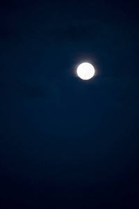 月亮在蔚蓝的天空