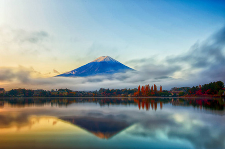 富士山在清晨湖河口湖的思考