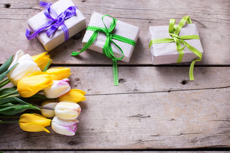 黄春郁金香和礼物包装盒