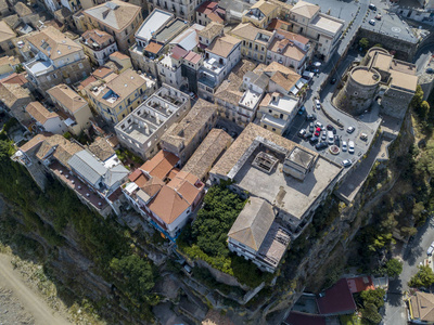 鸟瞰图的峰卡拉，码头 城堡，卡拉布里亚 旅游意大利。全景视图的小镇的构筑卡拉在海边。在岩石上的房子。在悬崖上站立阿拉贡城堡