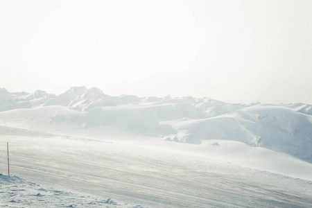 在挪威的冬天, 美丽的风景与白色, 多雪的道路与安全杆