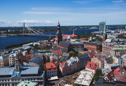 美丽超广角全景的鸟瞰图里加，拉脱维亚的海港和景色之外的城市，从圣彼得斯教堂观测塔看到天际线
