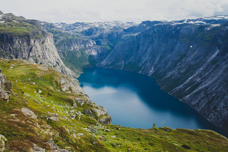 著名的挪威远足的好去处trolltunga 的方式，巨魔的舌头，岩石 skjegedall，与旅游和湖 ringedalsva