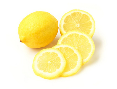 特写新鲜柠檬水果和白色背景上的切片