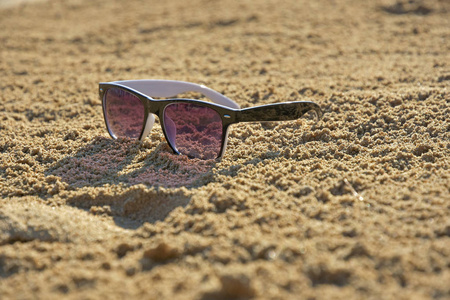 太阳镜在沙滩上