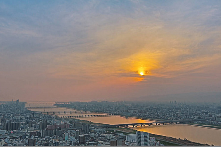 大阪市淀河在日落时分的高角度视图