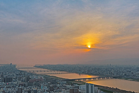 大阪市淀河在日落时分的高角度视图