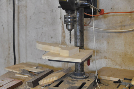 建筑工地的木作用台钻钻孔机
