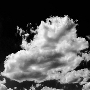 孤立的白云在黑色的天空上。组的孤立的云层覆盖黑色背景。设计元素。白色孤立云。抠出提取云。黑色背景