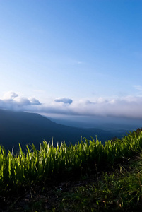 美丽的高山景观和云蓝蓝的天空