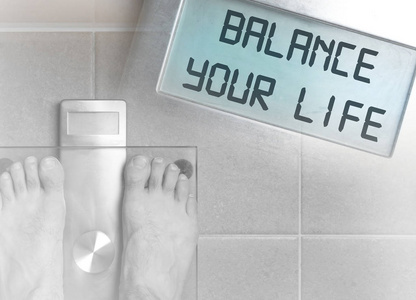 人的脚上体重秤平衡你的生活
