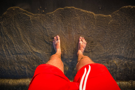 人的脚在沙滩上的沙滩, 海浪