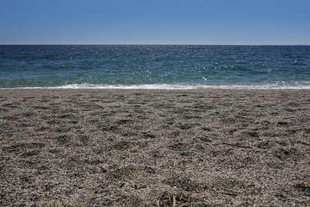 空旷的海滩与绿松石海