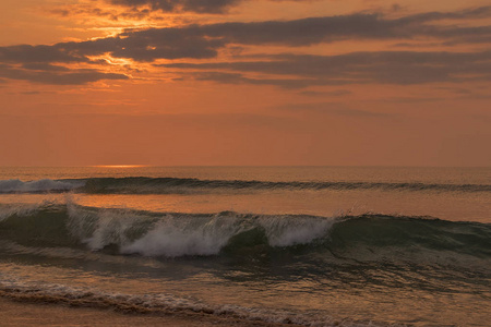 美丽的日落在卡波利多海滩安哥拉。随着海浪。戏剧性