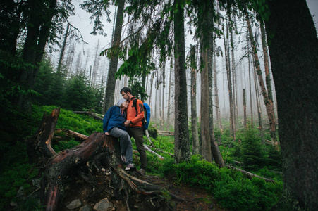 旅行者夫妇在森林中拥抱