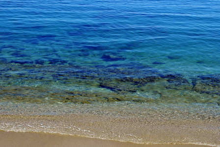 地中海的水晶般清澈的海水图片