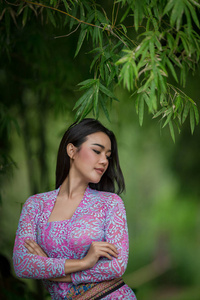 亚洲年轻女性美丽穿在印度尼西亚的画像