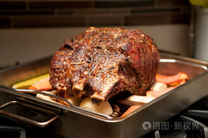 烤箱新鲜的烤牛肉