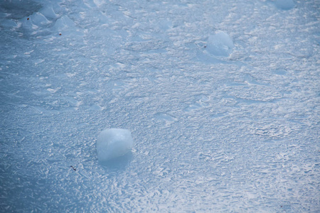 冬季冰板覆盖湖上的冰块