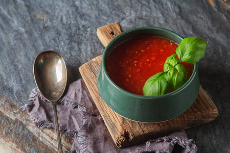 传统的意大利番茄汤凉菜汤与罗勒。黑暗的背景和目标
